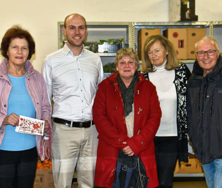 Grüne Gemeinderäte spenden für den Hachinger Tisch