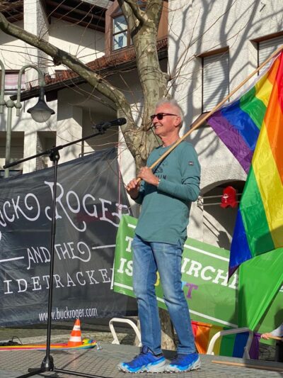 Taufkirchen ist bunt: Rudi Schwab mit Regenbogen-Fahne